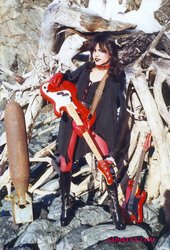 Image of Sadi Synn with guitars